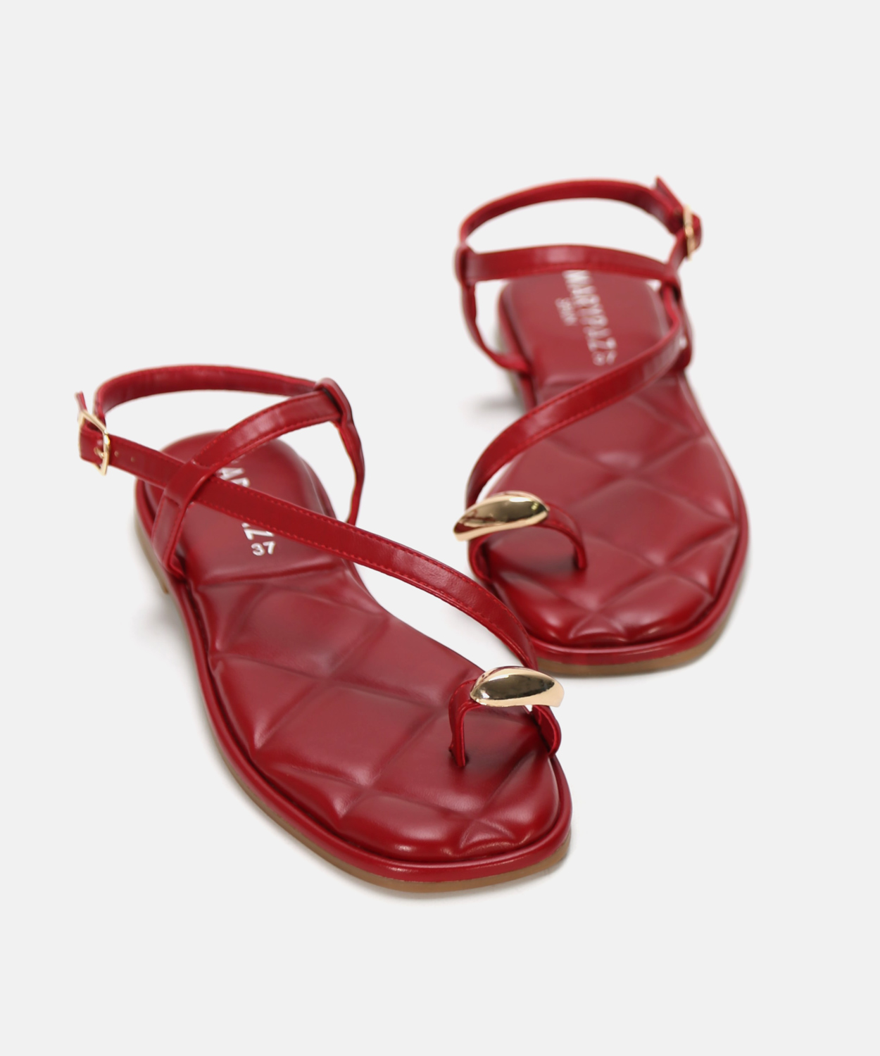 Sand&aacute;lia rasa com detalhe met&aacute;lico